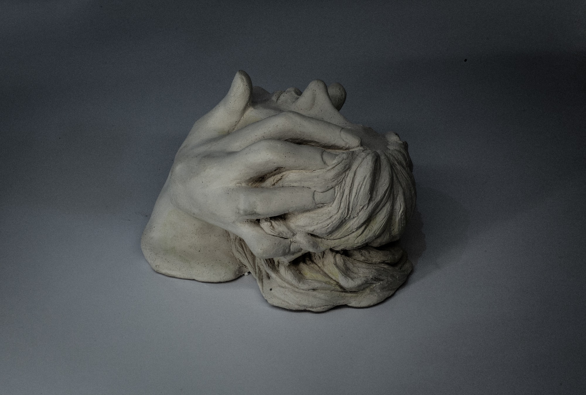 Calma — escultura en barro de Alejandro León Ospina